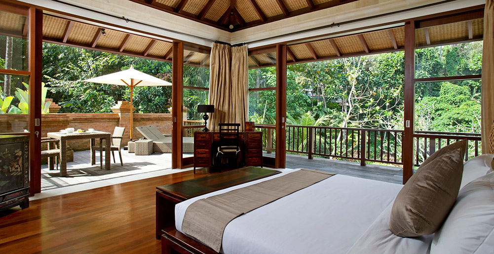 Nyanyi Riverside Villas - Villa Iskandar - Master bedroom with view